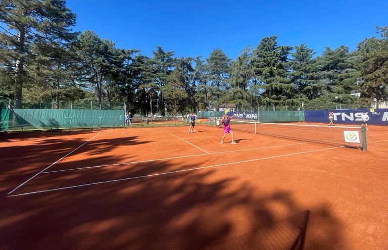 Campo da tennis in terra rossa presso il Centro Tennis Aeronautica, Milano.