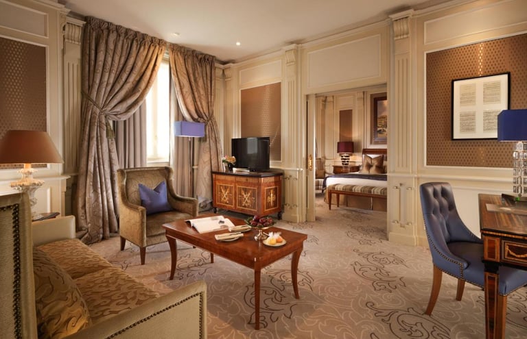 Hotel Principe di Savoia – Classic suite with vintage decor