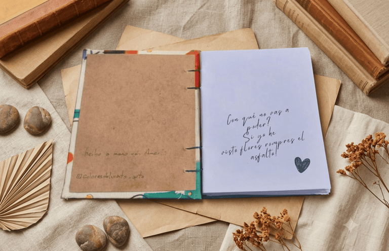 Cuaderno hecho a mano con encuadernación cosida a mano y una cita inspiradora en español sobre papel