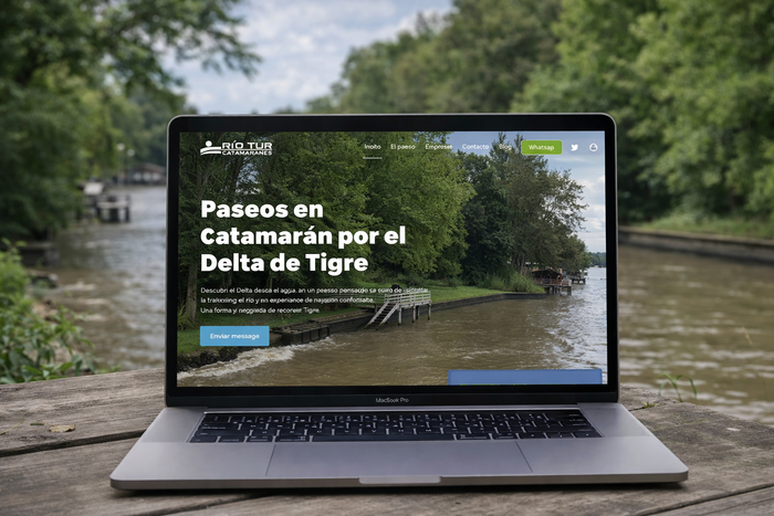 Computadora portátil que muestra el sitio web de Río Tur Catamaranes para excursiones en barco