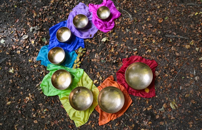 Bols chantants planétaires et leurs couleurs correpondantes en pleine nature