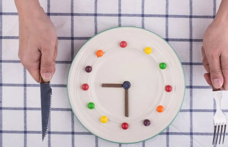 Relógio marcando  horário ideal para jantar leve