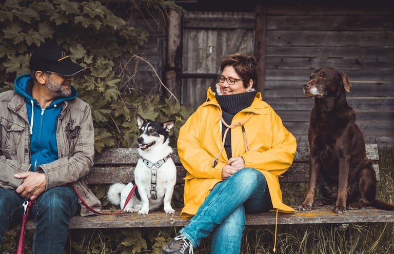 Marion und Martin Lindhof aus dem Kreis Holzminden auf einer Bank mit 2 Hunden.