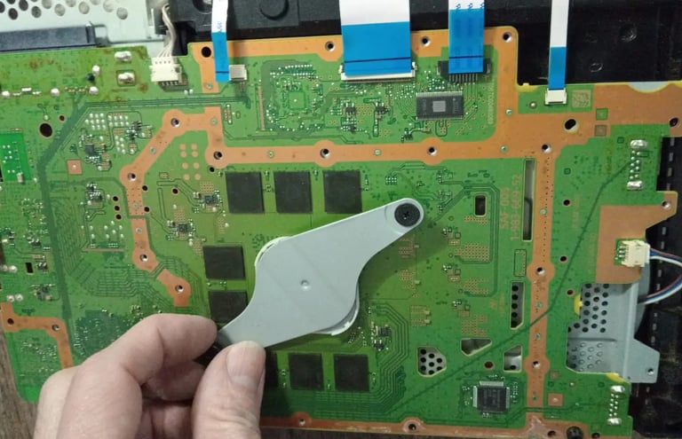 Cambio de pasta térmica en la APU de una PlayStation 4, proceso clave enseñado por los técnicos de MBTECNIC.