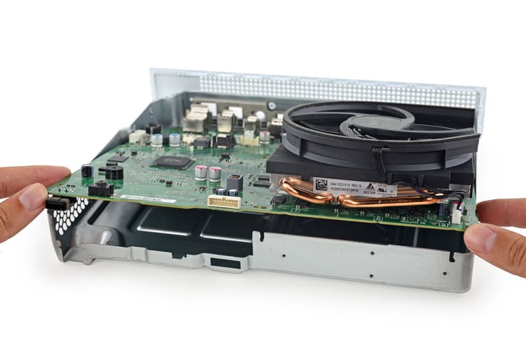 Placa base de PlayStation 5 desarmada con el procesador listo para mantenimiento en MBTECNIC.