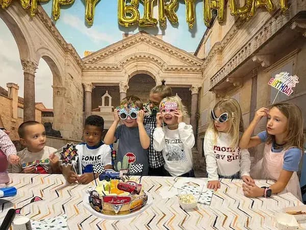 Dječji rođendan i proslava u Selfie Experience Split – zabavno mjesto za igru i fotografije