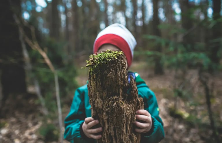 Enfant maternelle découverte nature dans les Aravis