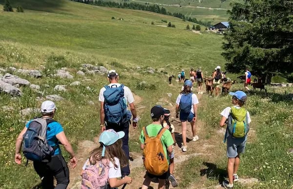 Accompagnateur avec élèves du primaire au col de la Colombière