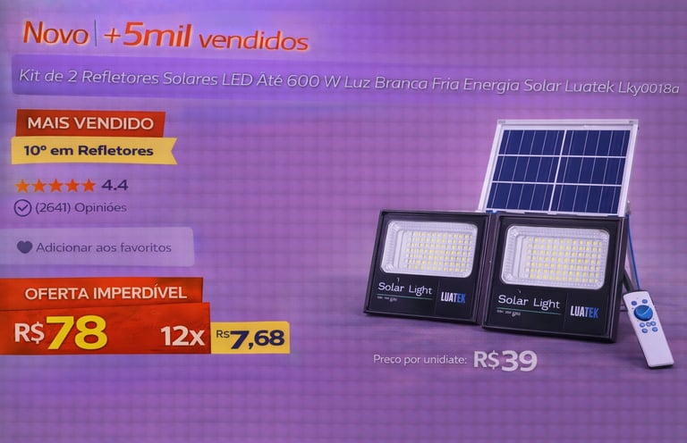 Kit de 2 refletores solares LED Luatek 600W com painel solar e controle remoto para iluminação externa.