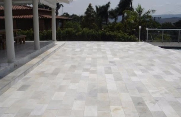 pedra são tomé branca serrada assentada no chão área externa piscina antiderrapante e não esquenta