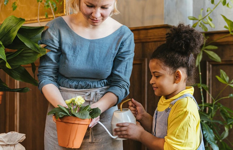 pessoa sorrindo ao ver o resultado de um trabalho manual