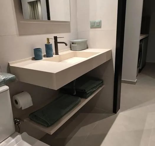 Νιπτήρας μπάνιου ξενοδοχείου με ράφι πετσετοθήκη κόριαν solid surfaces 140Χ47Χ12CM