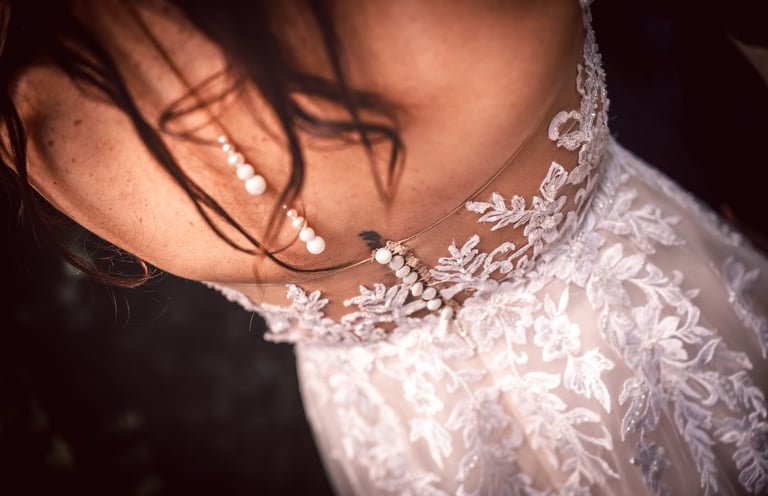 une femme en robe de mariée avec des perles et des perles