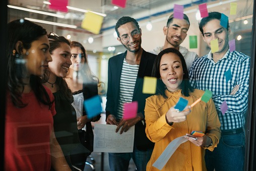 equipe de trabalho em uma reunião