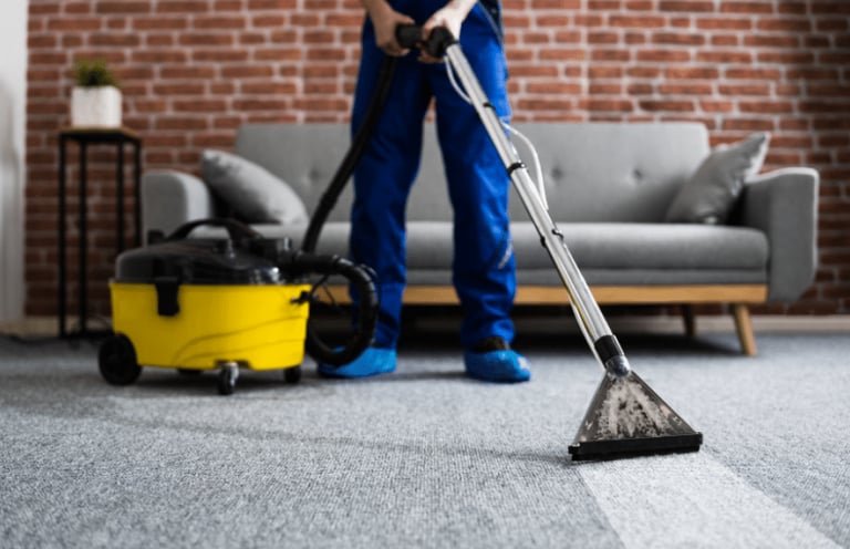 Un technicien ClairÔMax nettoie en profondeur une moquette à l aide d un extracteur professionnel.