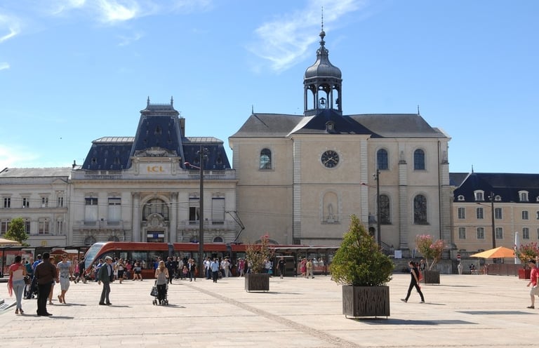 alt="image de la place de la république au Mans"