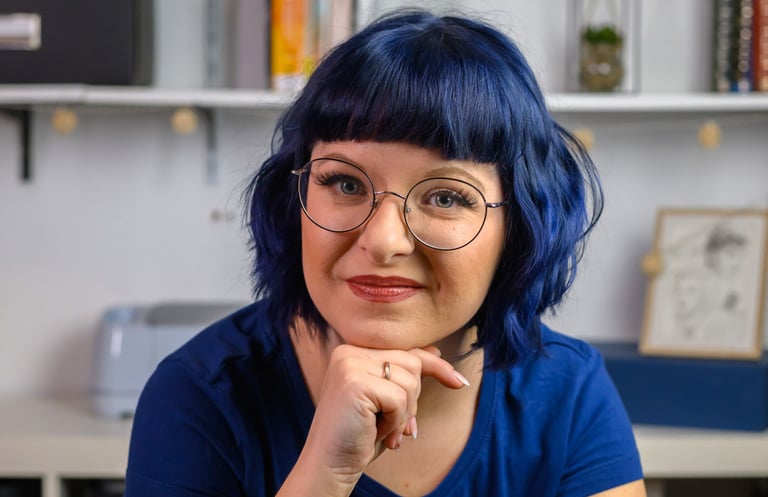 Kristin Chmielewski - Portrait einer jungen Frag im blauen Shirt und blauen Haaren