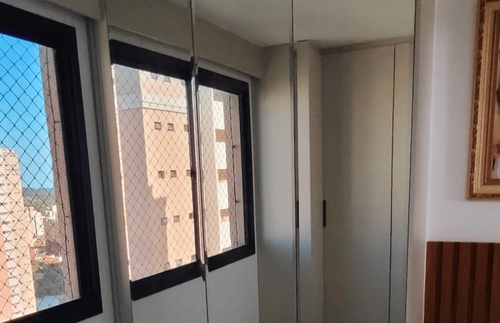 Guarda-roupas com porta de espelho