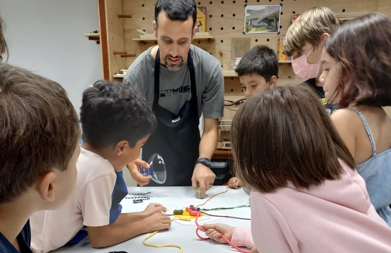 Imagem do arte educador e ecobrinquedista Renato M. Barboza mediado uma vivência com crianças.