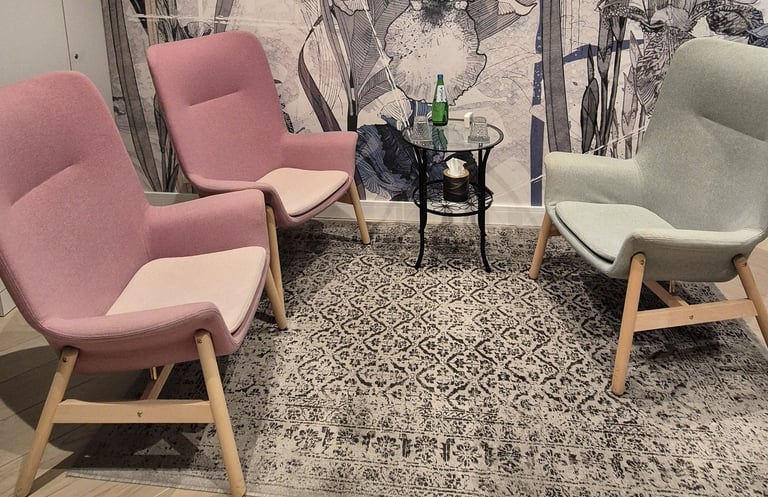 Wnętrze gabinetu Marty Krężołek. Pastelowe, łagodne barwy oraz trzy wygodne fotele przy terapii par