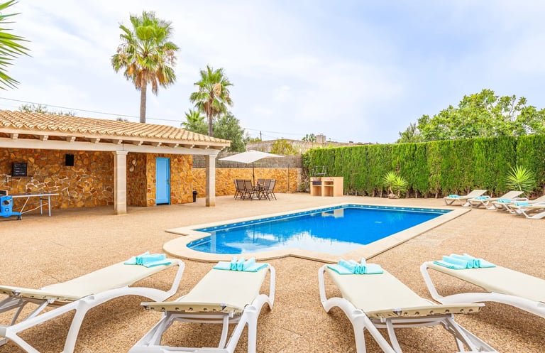 Piscina privada iluminada con vistas de Villa Sa Tanca para eventos