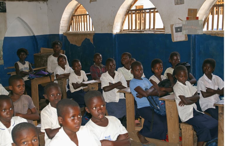 Élèves congolais en classe ; article sur la stratégie nationale des cantines scolaires et ses soluti