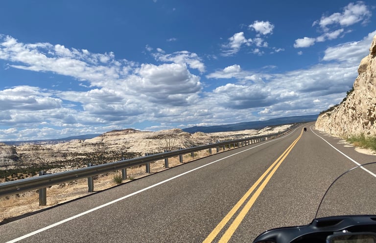 Mit der Harley in USA auf einer traumhaften geradeaus Strasse mit herrlicher Aussicht