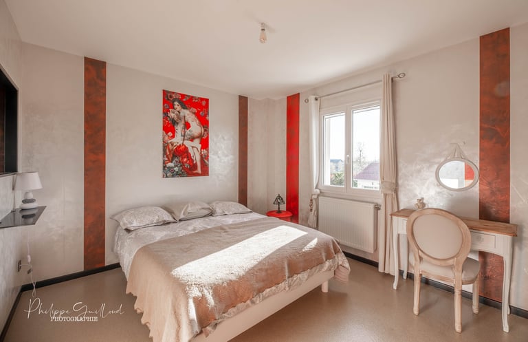 Chambre lumineuse vue sur la pisicne romantique