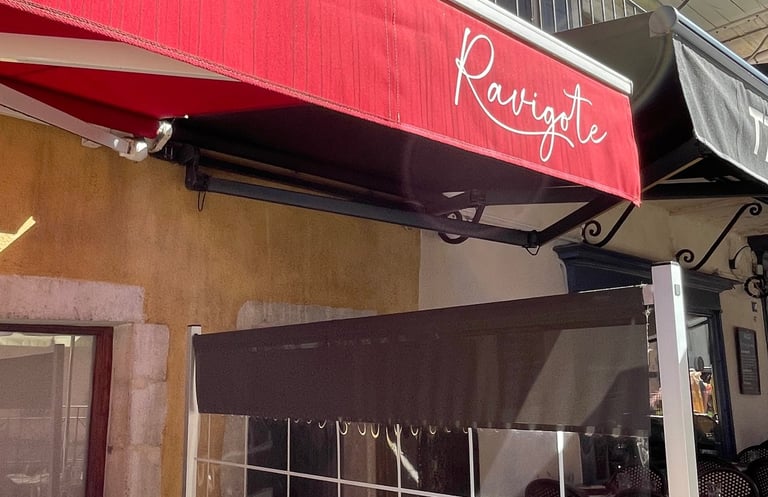 Photographie du store extérieur du restaurant.