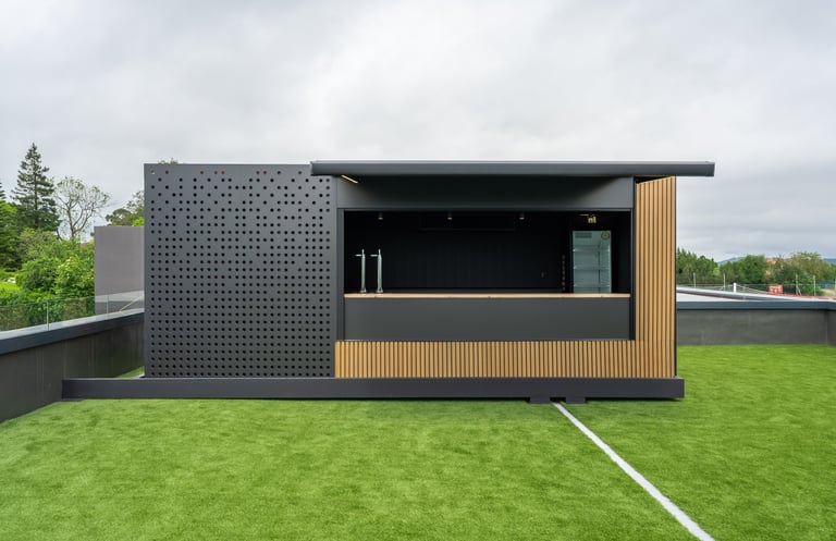 Espacio de construcción modular diseñado como módulo de bar y eventos al aire libre