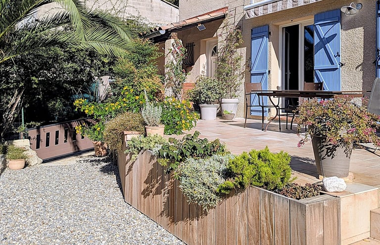 habillage d'une façade de terrasse en lames de bois exotique