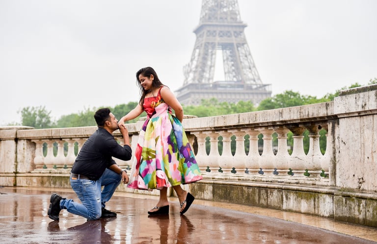 Un couple d'indien habillé sur leur 31 se font la cour sur le pont Bir Hakeim un jour de pluie, avec la tour eiffel en fond