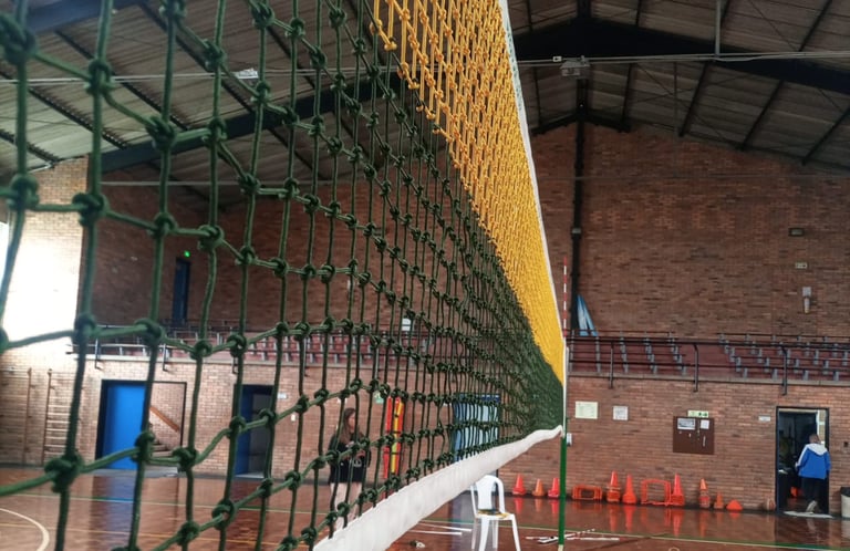 Una malla de voleibol con el cuadro pequeño de dos colores (Verde y Amarillo)