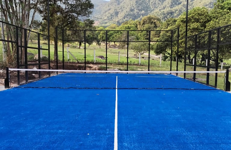 Una cancha de tenis, con una red de tenis.