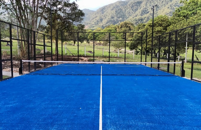 Una cancha de tenis, con una red de tenis.
