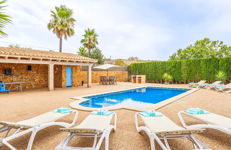 Piscina privada iluminada con vistas de Villa Sa Tanca para eventos