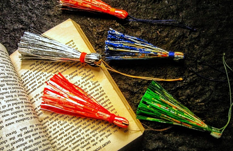 One det cheerful recycle plastic tassel ornament 
