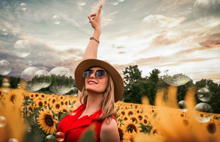 bionda in un campo di girasoli