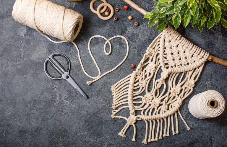 Taller de macrame artesanal hilo algodon cuentas madera