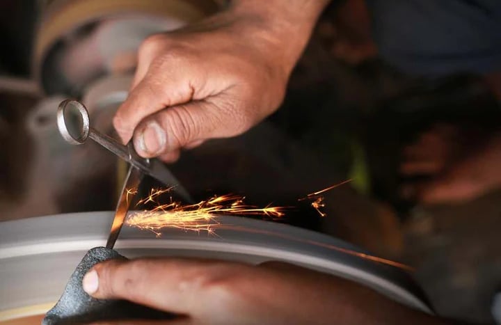 Sharpening machine used to sharpen scissors