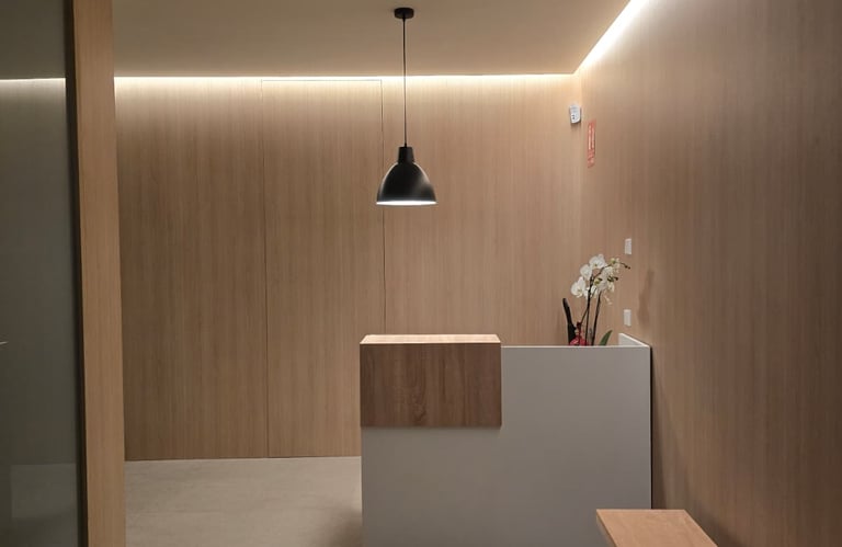 Recepción y sala de espera en Ikaika Salud Albacete, espacio acogedor y profesional.