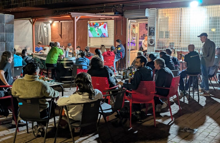 terraza por la noche llena de gente viendo el futbol
