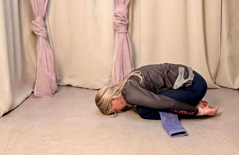 Yogalehrerin Anja in der Kindhaltung zur Entspannung und Entlastung des Rückens