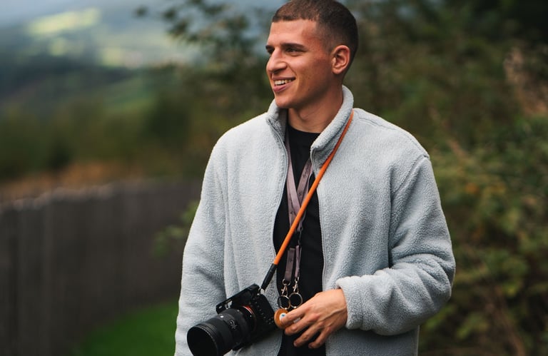 Kian Bonanno. Professioneller Hotel Fotograf und Content Creator mit Kamera in der Natur.