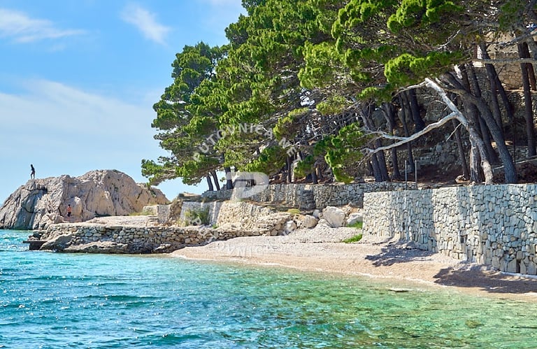 he photo shThe photo shows the western part of Ruskamen beach. in Lokva Rogoznica.