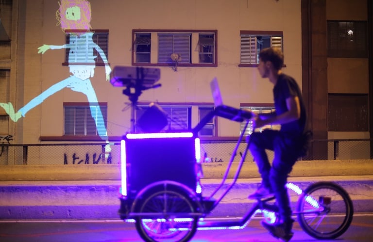 coletivo VJ Suave utiliza projeções móveis para levar poesia visual às rua