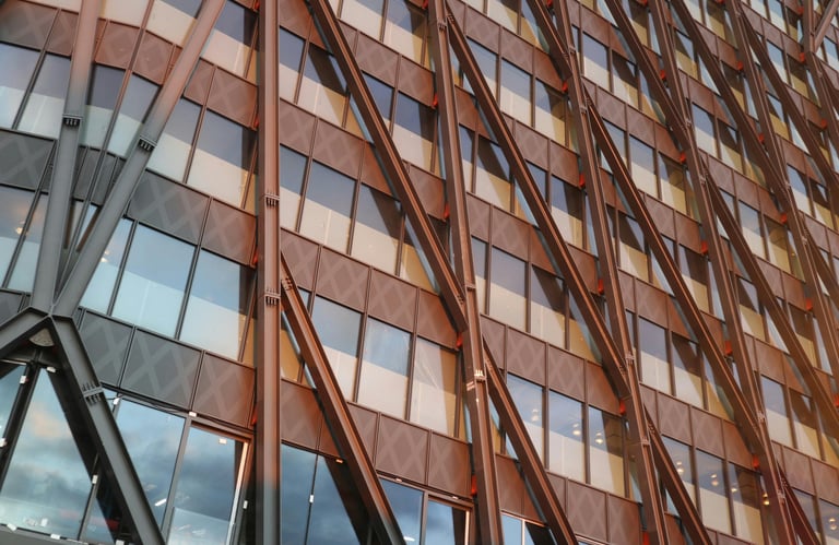 Fachada de edifício moderno com estrutura metálica aparente em diagonal e janelas de vidro