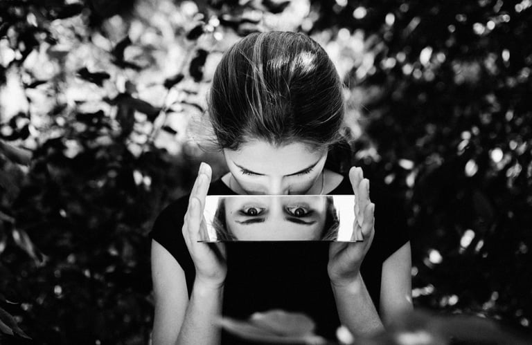 Retrato em preto e branco com espelho