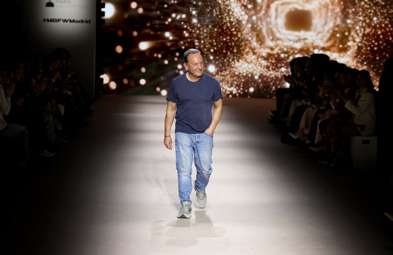 Custo Barcelona y la estética de la luz: una declaración vibrante en la MBFWM A/W 26/27