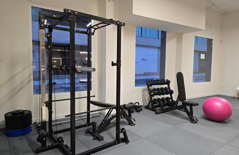 Sala de ejercicio terapéutico en Ikaika Salud Albacete para readaptación y fortalecimiento muscular.